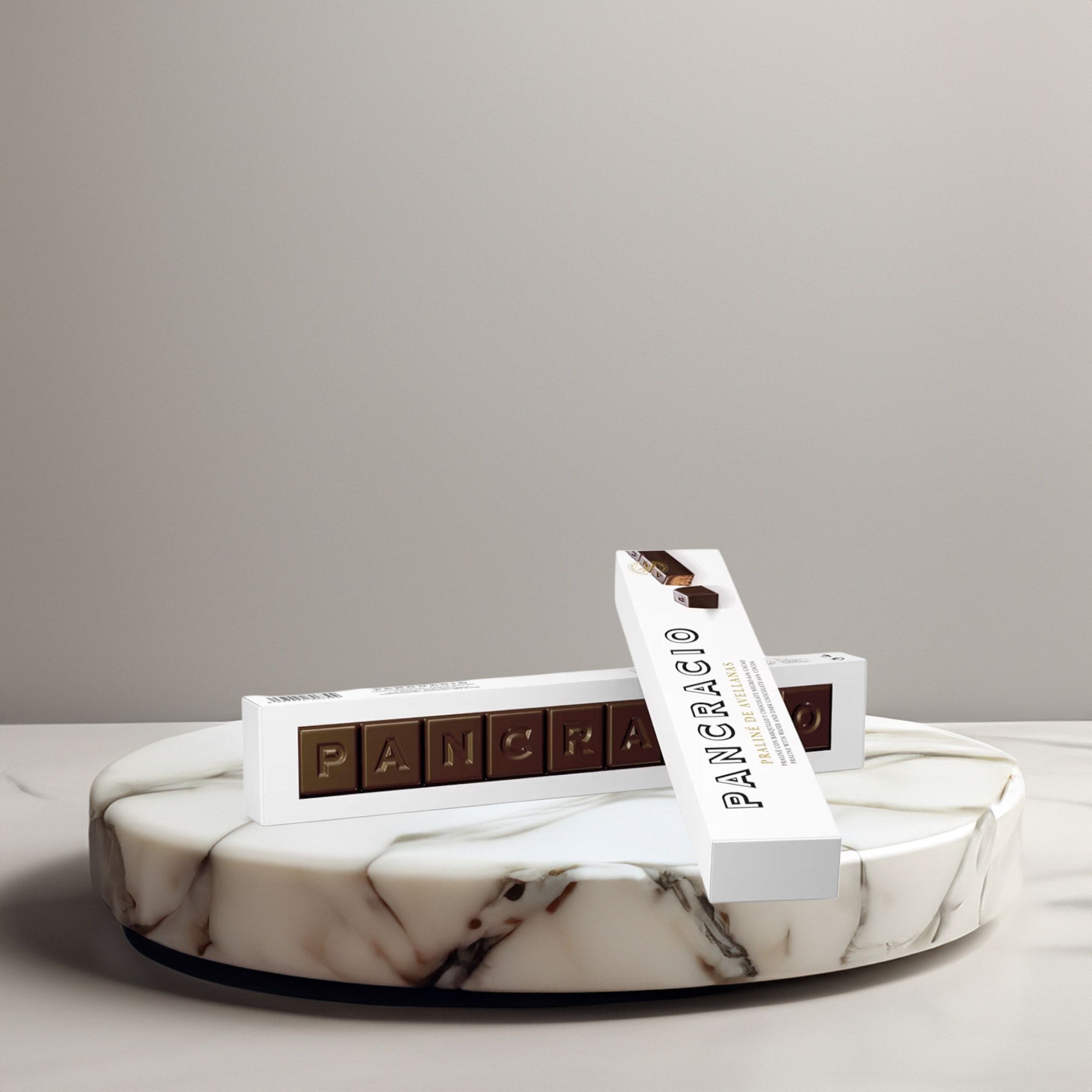 Praliné de almendras Pancracio con chocolate con leche 42%.