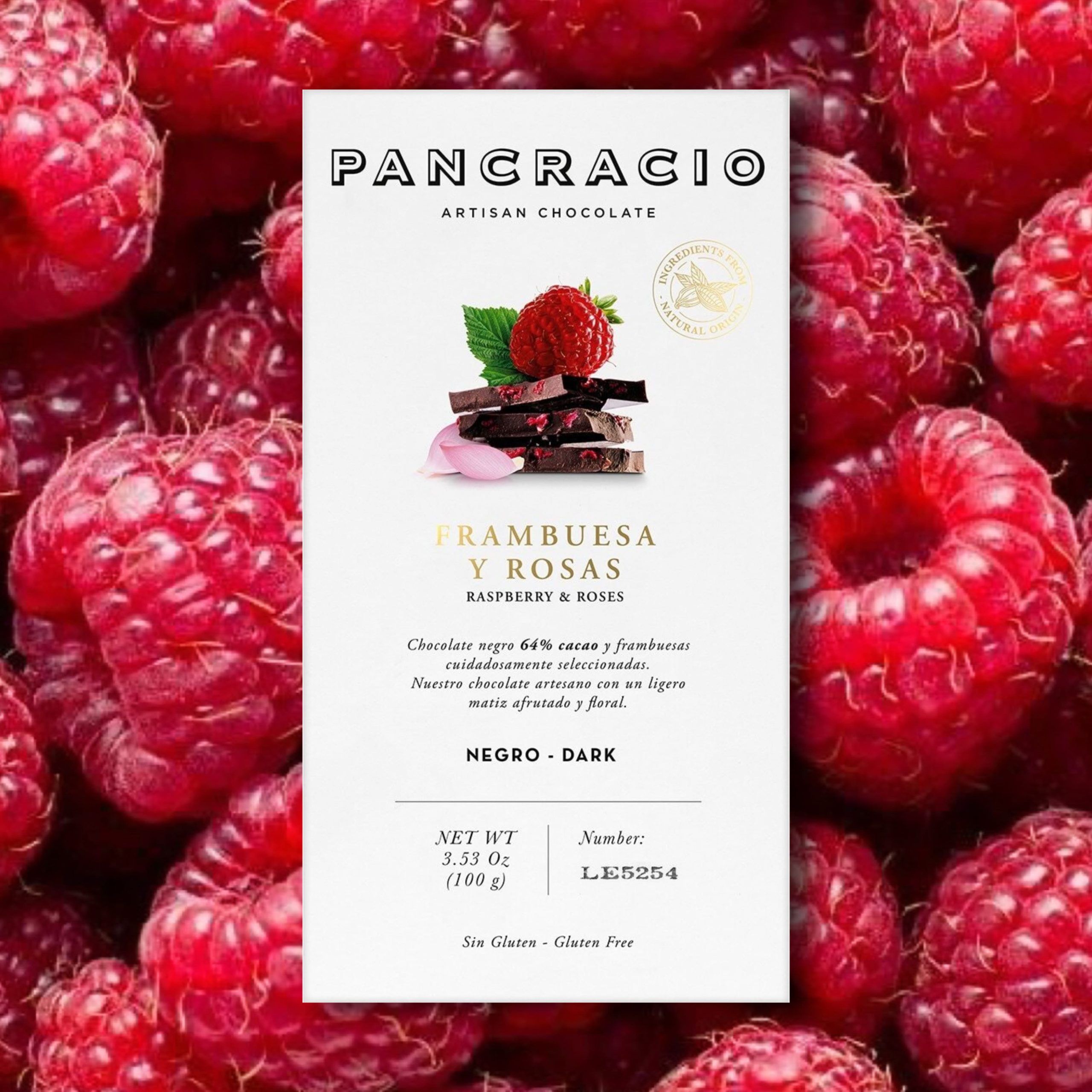 Chocolate negro Pancracio con frambuesas y pétalos de rosa.