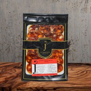 Loncheado de chorizo cular ibérico de bellota 100 g, cortado fino y envasado al vacío, ideal para degustar su sabor intenso y tradicional.