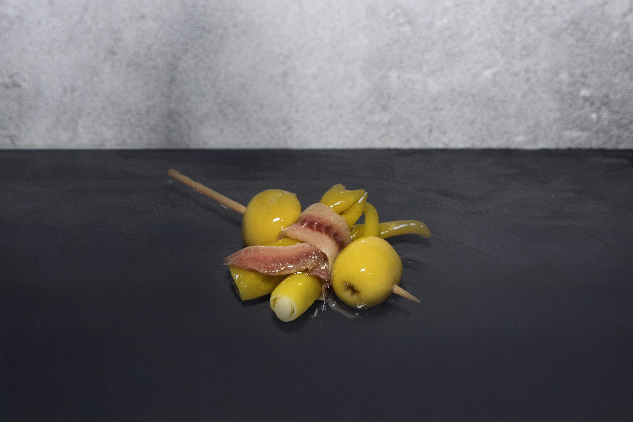 Gildas de anchoa artesanas El Txicarrón del Norte — aperitivo vasco con anchoas del Cantábrico, piparras y aceitunas.