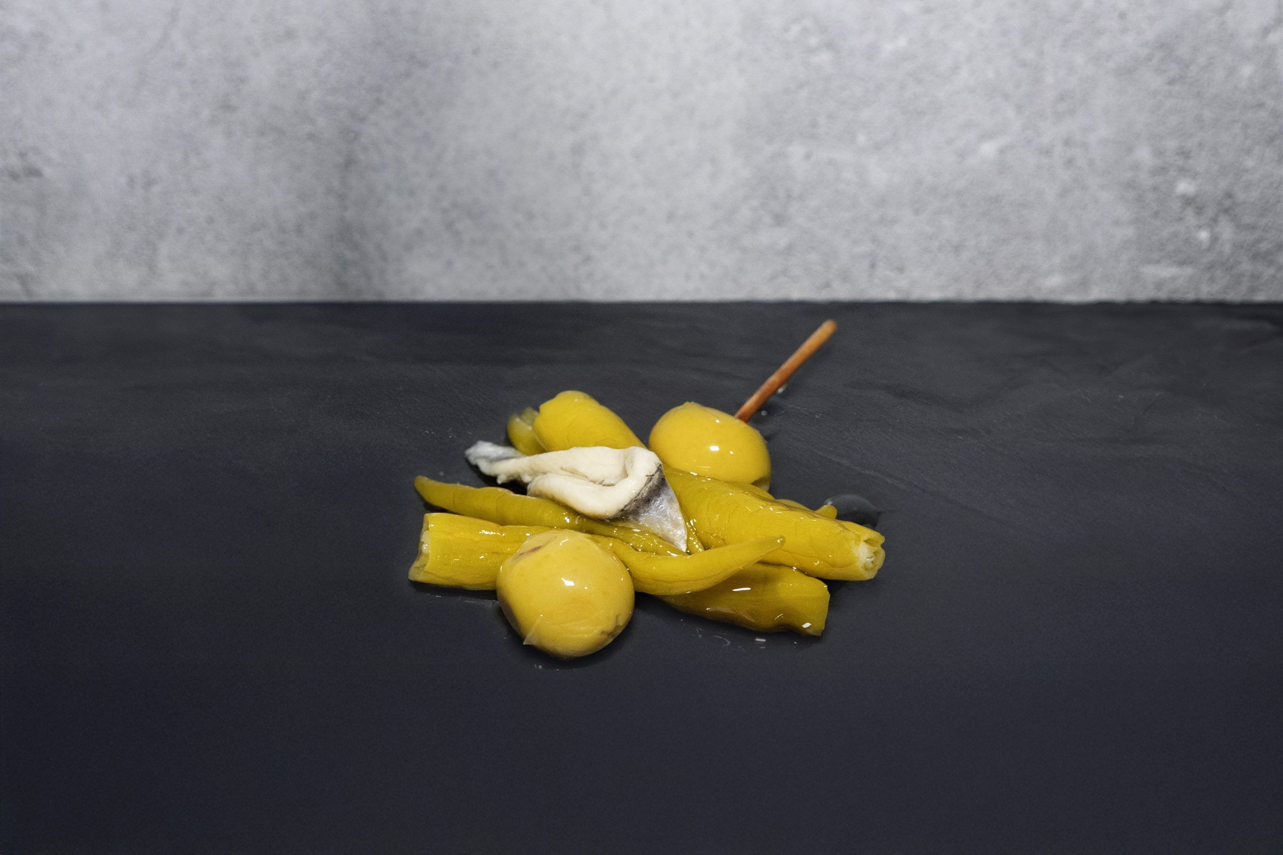 Gildas de Boquerón artesanas El Txicarrón del Norte — aperitivo vasco con boquerones del Cantábrico, piparras y aceitunas.