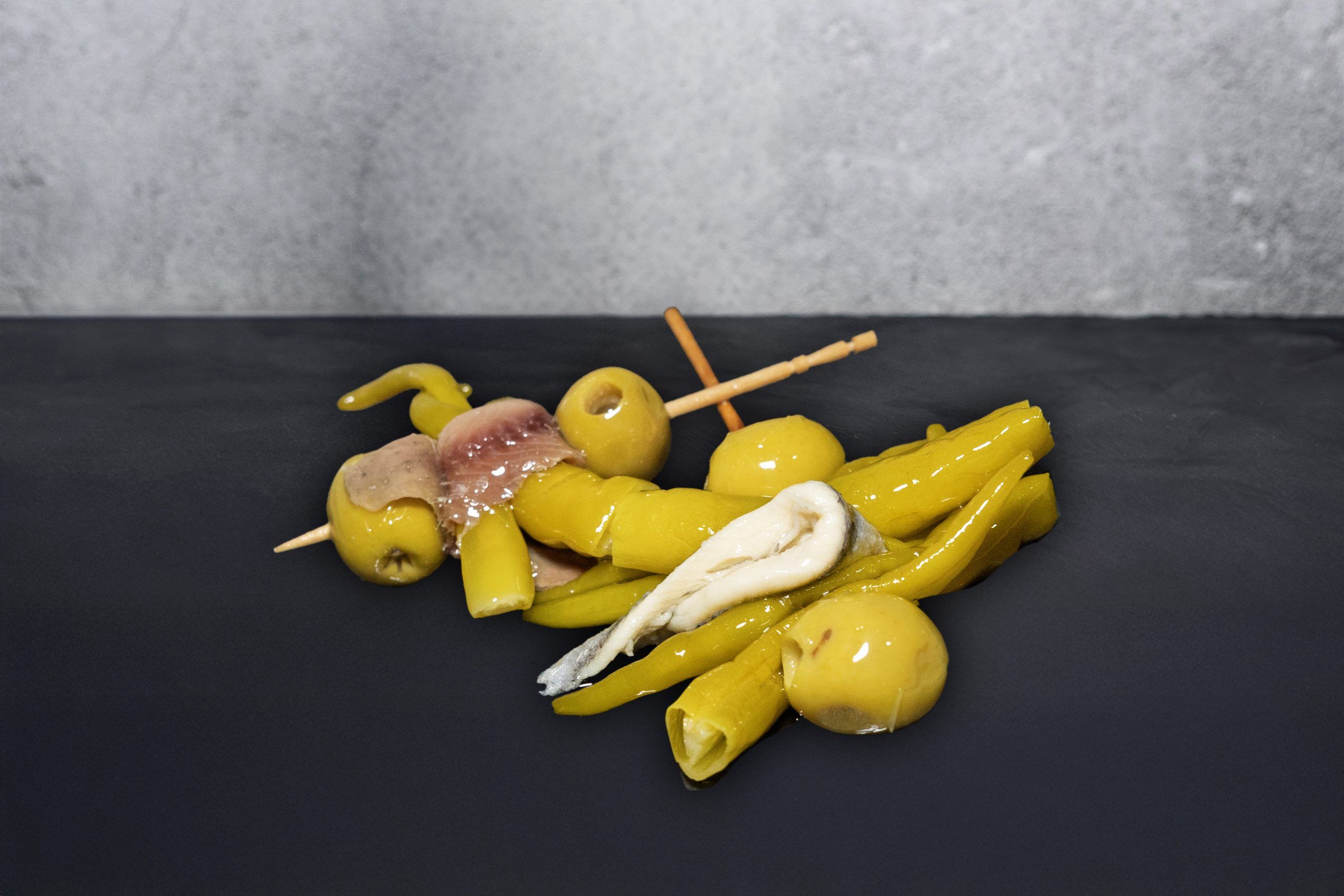 Pack especial de gildas artesanas El Txicarrón del Norte con botes de 620 g de gildas de anchoa y boquerón — aperitivo vasco gourmet del Cantábrico.